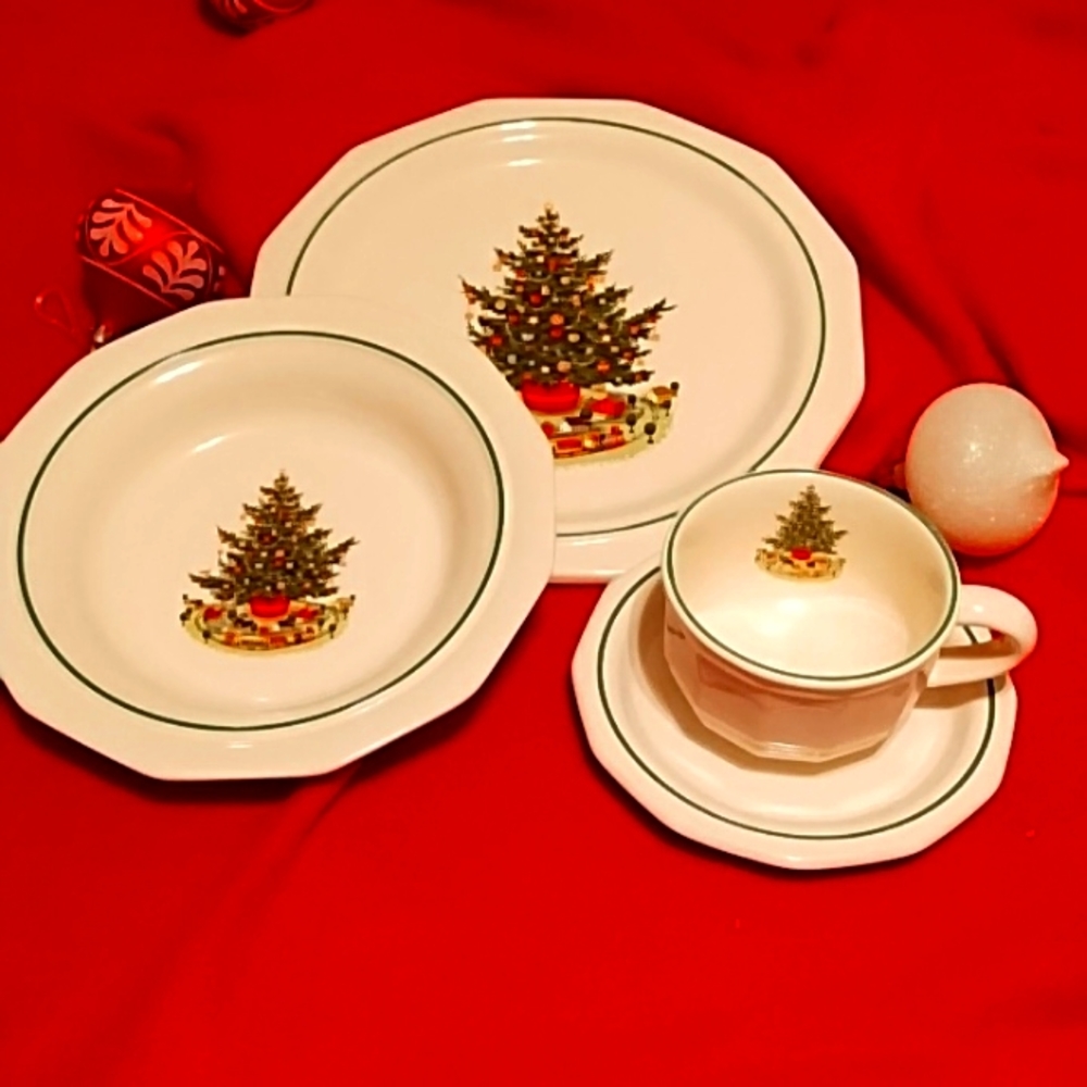 4 pc. Christmas Heritage dinner set